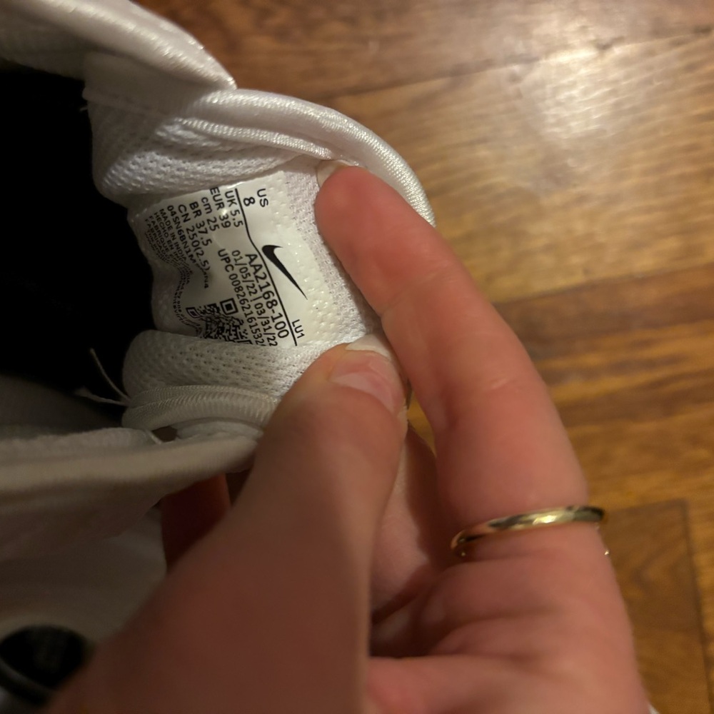Nike White Athletic Shoes Minimalist Design - Picture 3 of 4
